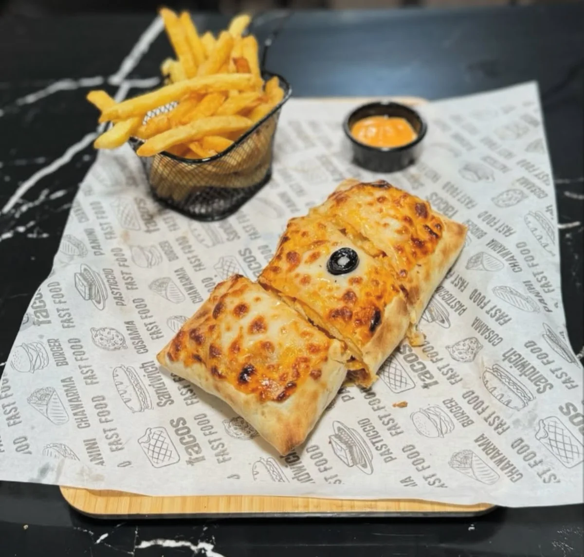 Burrito plié et gratiné servi avec frites