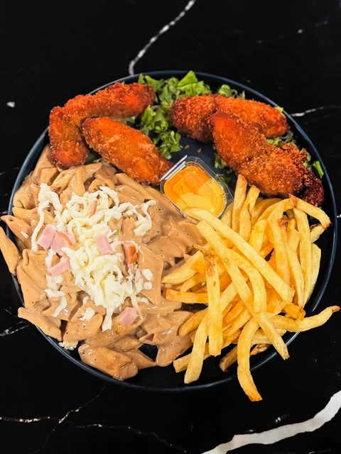 Assiette de poulet croustillant, pâtes, salade et frites chez Nijou’s Food