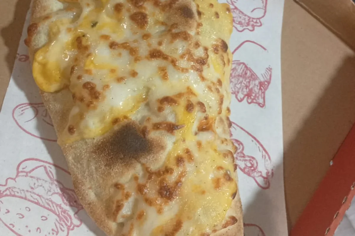 Panizza au poulet gratinée au fromage
