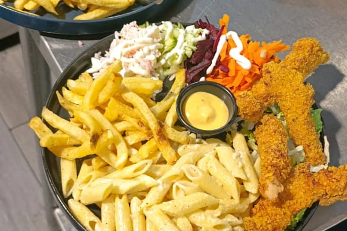 Poulet croustillant avec pâtes blanches, frites et salade
