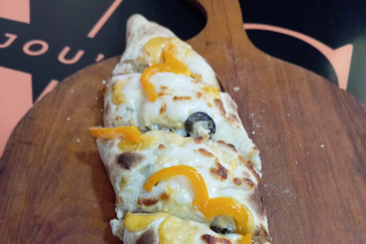 Panizza gratinée avec poivrons et olives