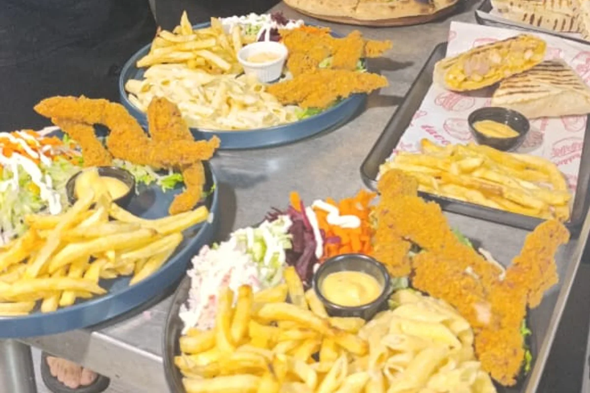 Plats mixtes avec poulet croustillant, pâtes, frites et salade