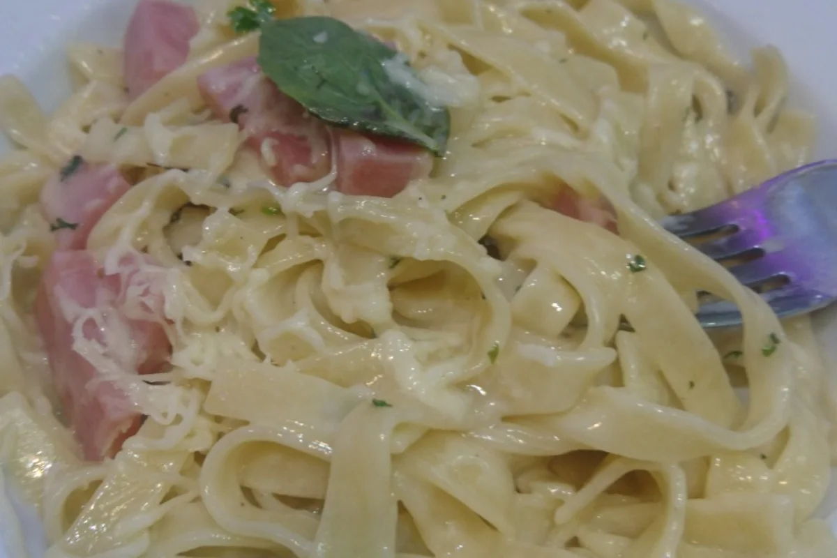Pâtes longues à la sauce crémeuse avec jambon