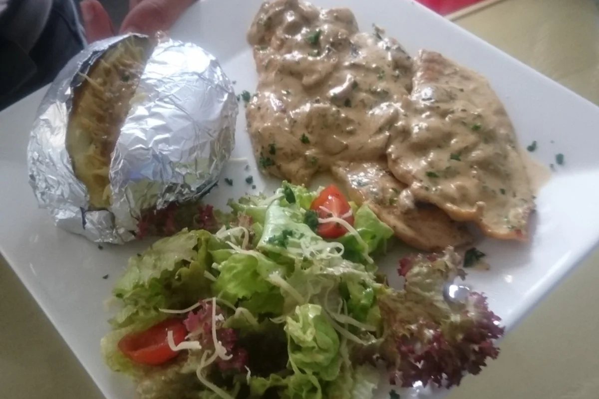 Émincé de poulet en sauce avec pomme de terre et salade