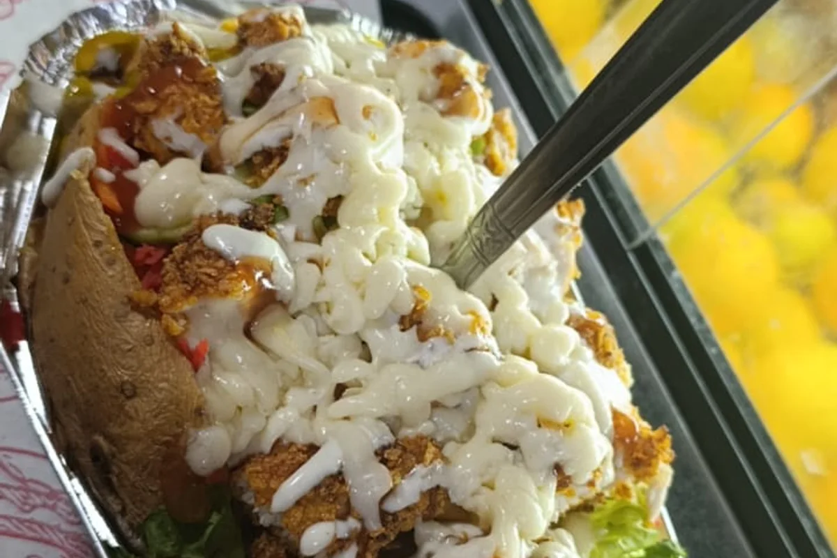 Pomme de terre garnie de poulet croustillant, légumes et fromage