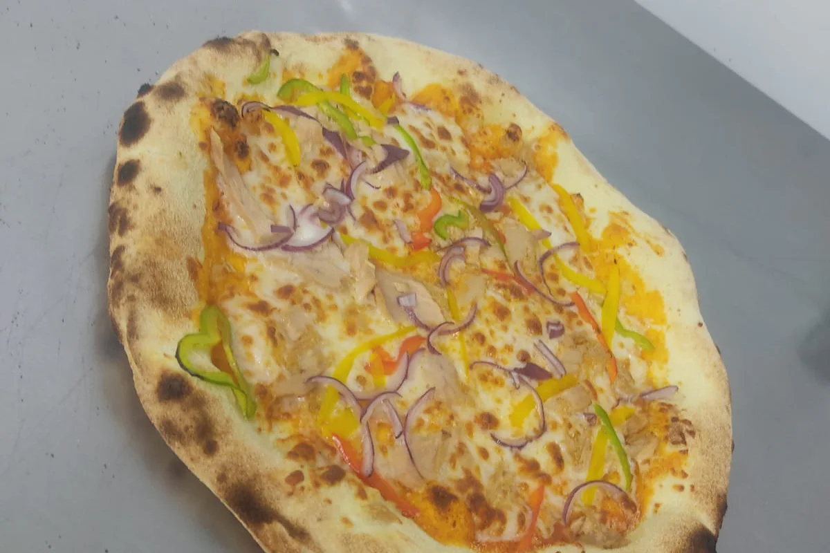 Pizza au poulet, poivrons et oignons