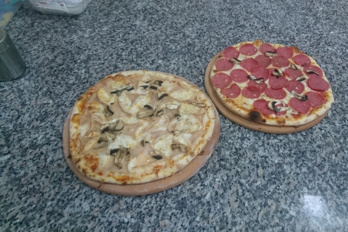 Deux pizzas généreusement garnies