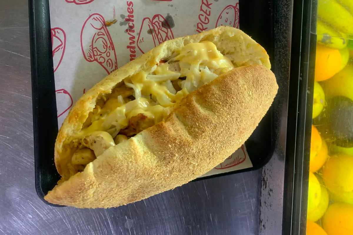 Sandwich généreusement garni servi avec des frites