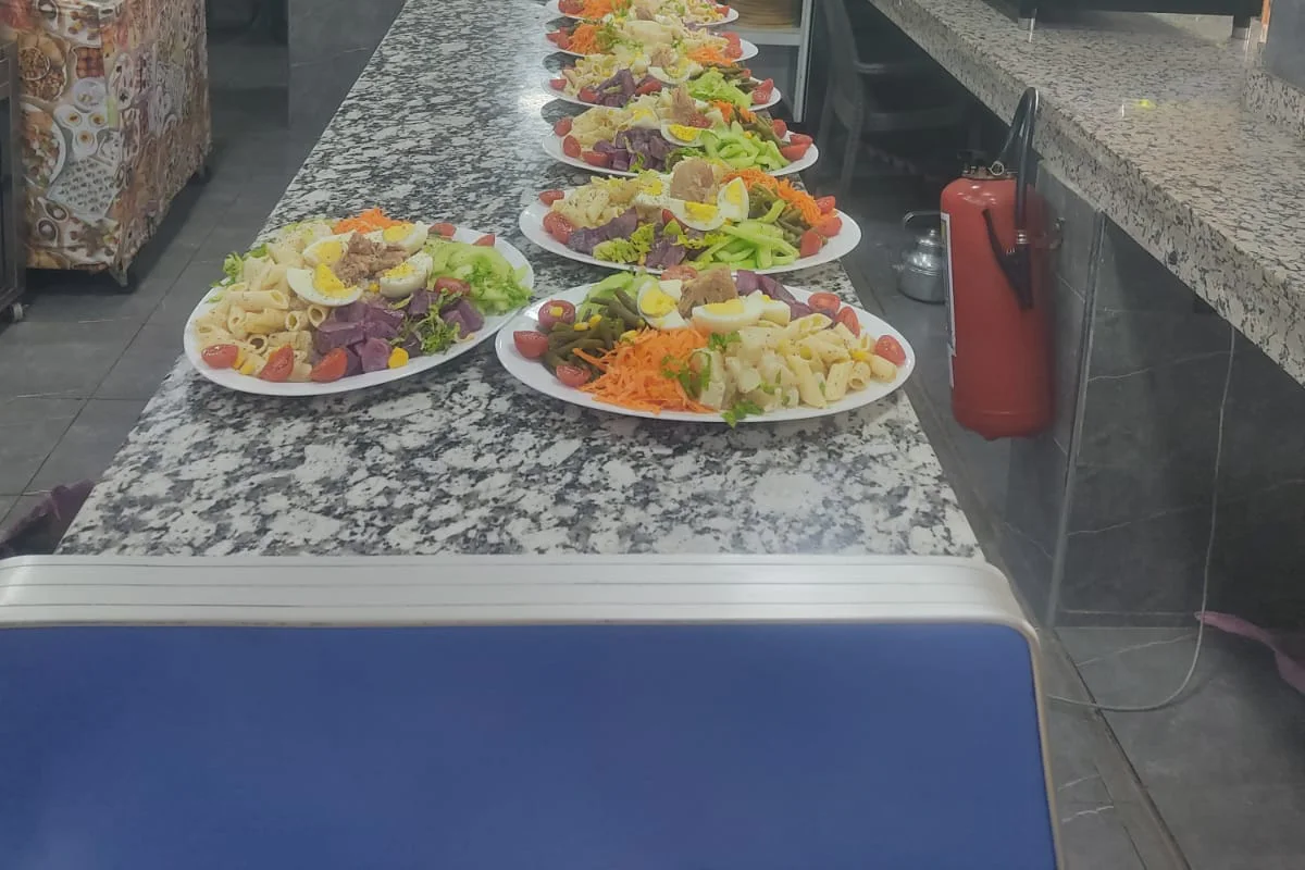 Série de salades composées préparées en cuisine