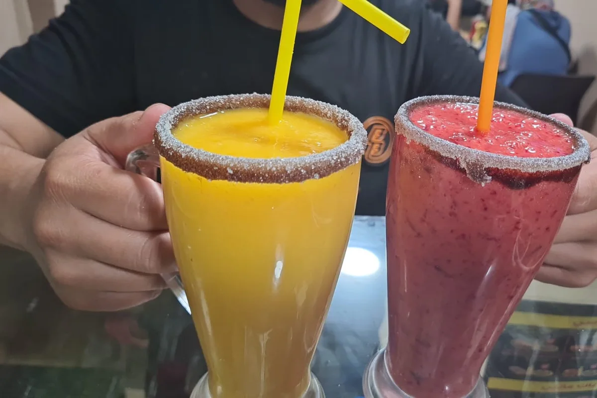 Deux jus frais jaune et rouge