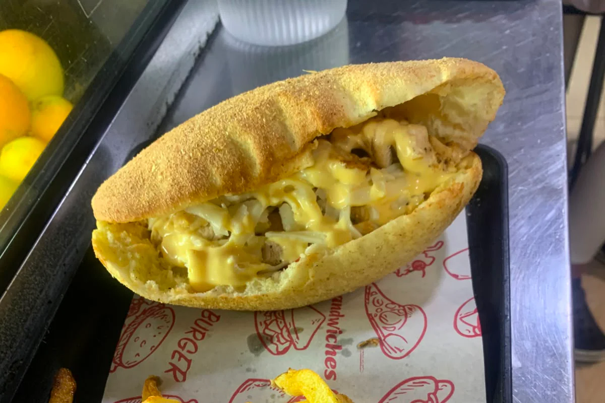 Sandwich au poulet avec fromage et frites