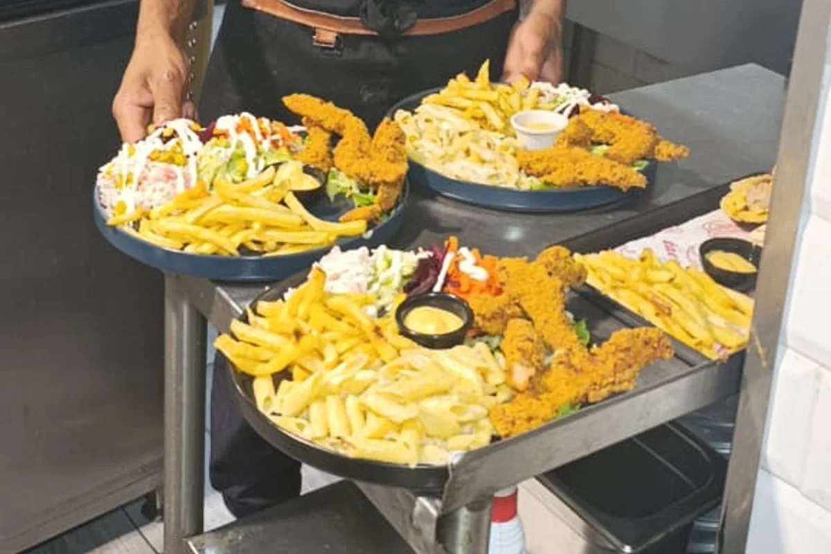 Poulet croustillant avec pâtes, frites et salade