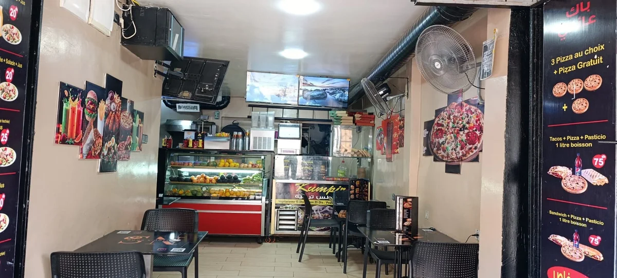 L’intérieur de Nijou’s Food, son comptoir et ses tables à Casablanca
