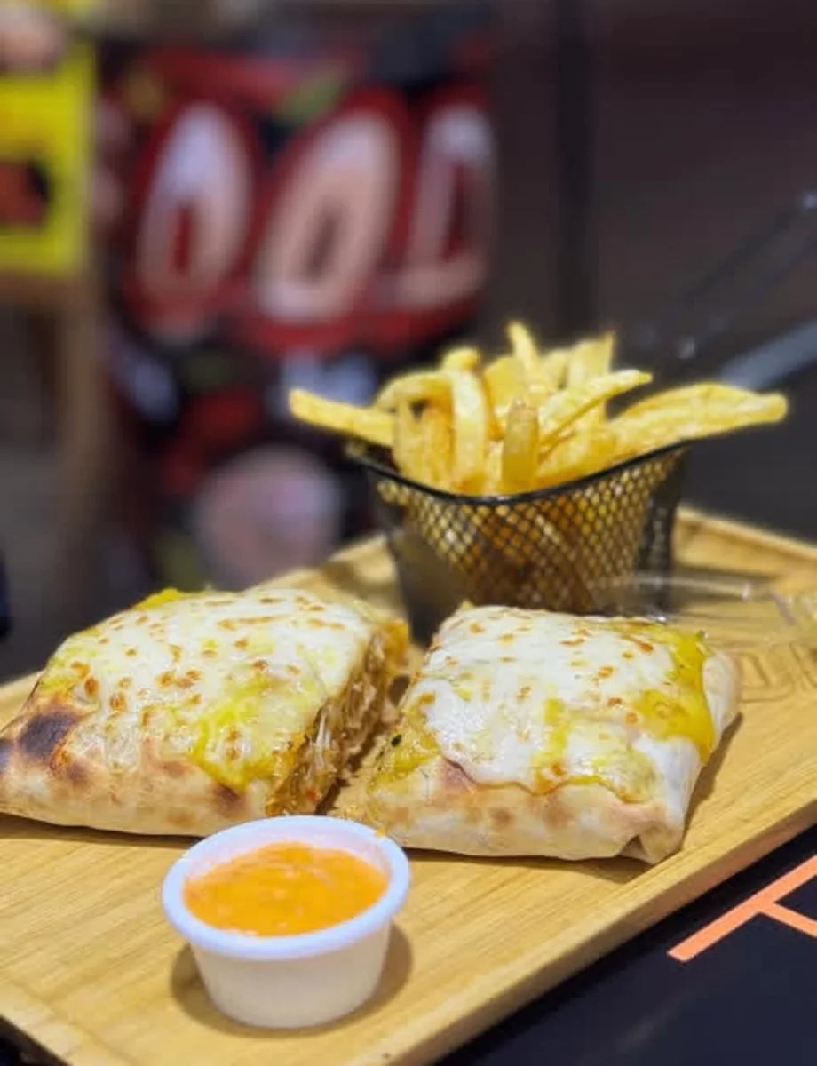 Burrito gratiné découpé et servi avec frites